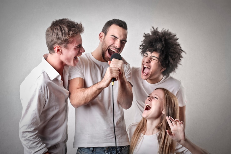Photo groupe d&#39;amis criant dans un micro