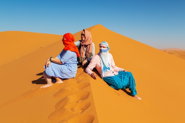 Groupe d'amis dans le désert du Sahara.