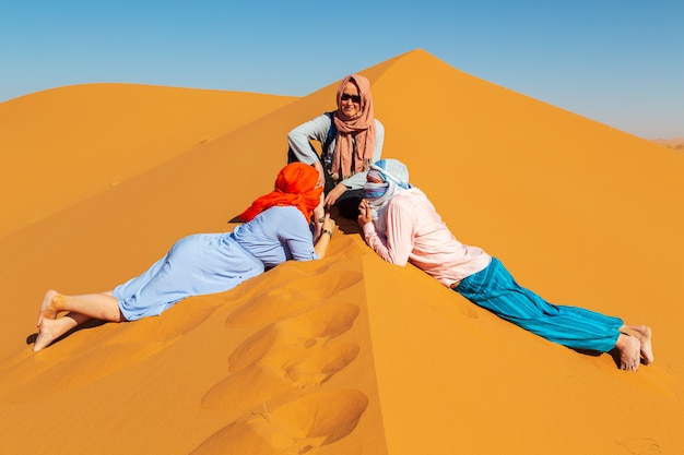 Groupe d'amis dans le désert du Sahara.