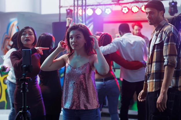 Un groupe d'amis debout dans la fête