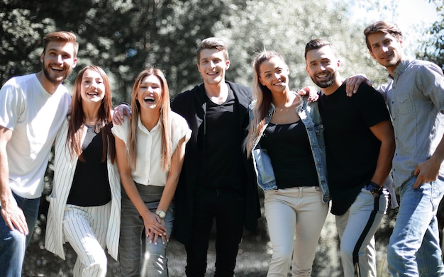 Groupe d'amis debout dans le parc de la ville