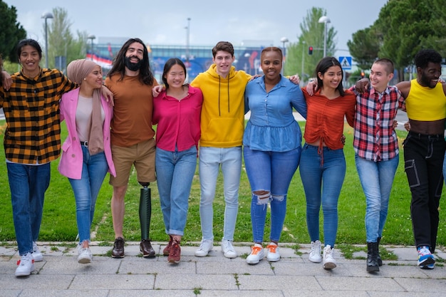 Groupe d'amis de différentes ethnies ensemble en équipe