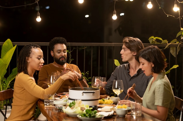 Groupe d'amis dînant au restaurant