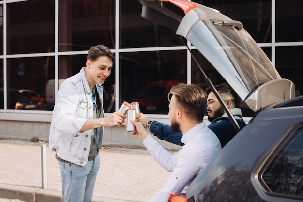 Un groupe d&#39;amis discutant dans le coffre de la voiture.