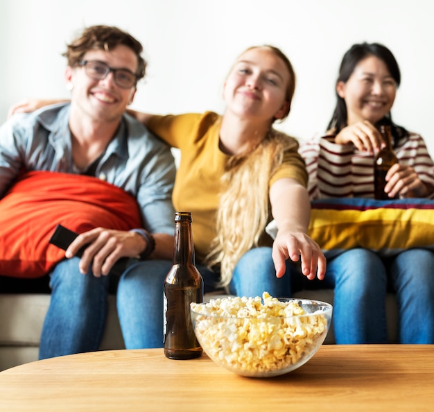 Groupe d&#39;amis divers ayant une soirée cinéma