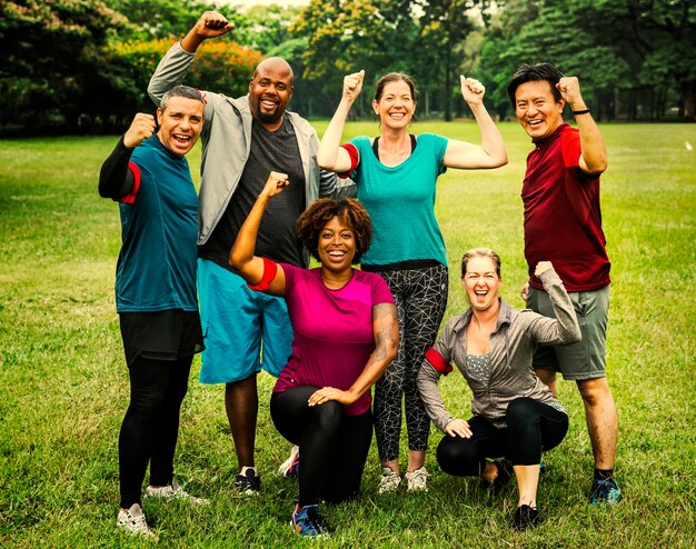 Groupe d&#39;amis divers joyeux dans le parc