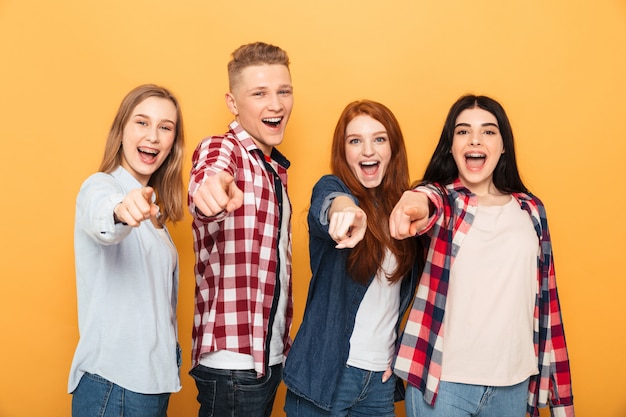 Groupe d'amis d'école heureux pointant du doigt