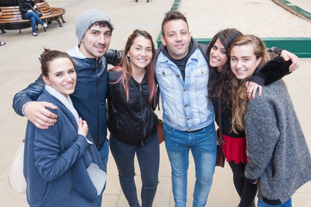 Groupe d&#39;amis embrassés ensemble à Londres.