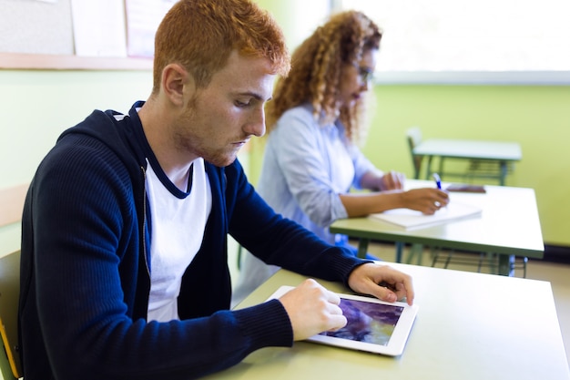 Groupe d&#39;amis étudiant dans une classe universitaire.