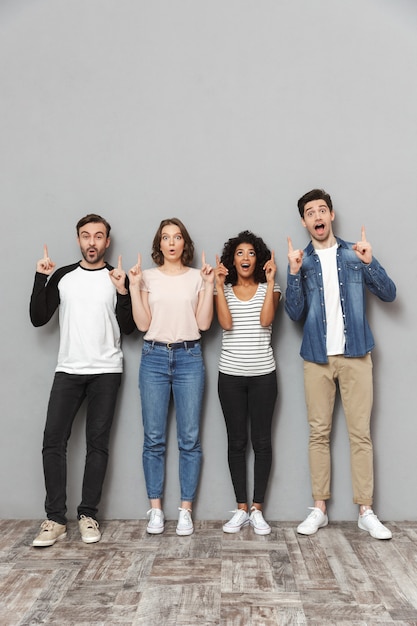 Groupe d'amis excité choqué debout isolé