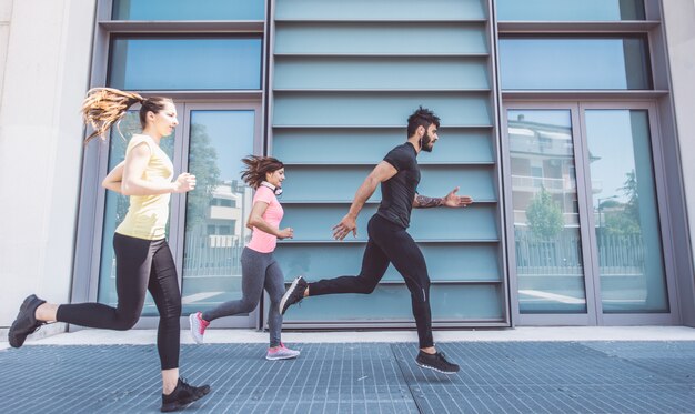 Groupe d'amis faisant de la course urbaine et du fitness