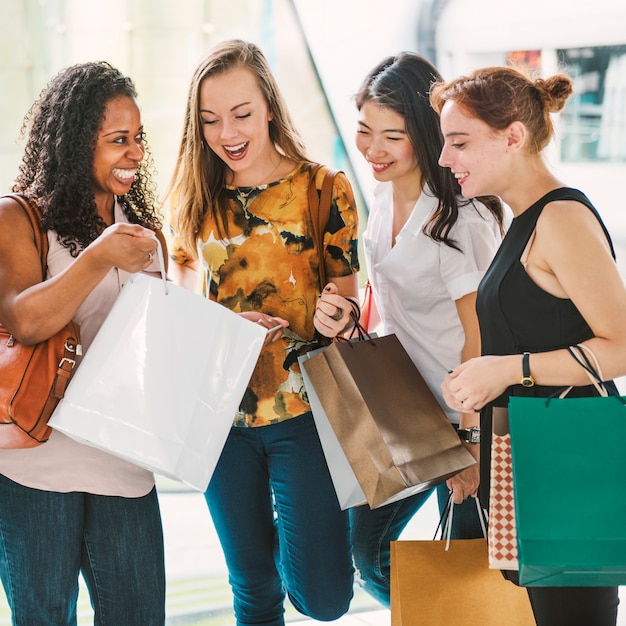 Groupe d'amis faisant du shopping dans un centre commercial