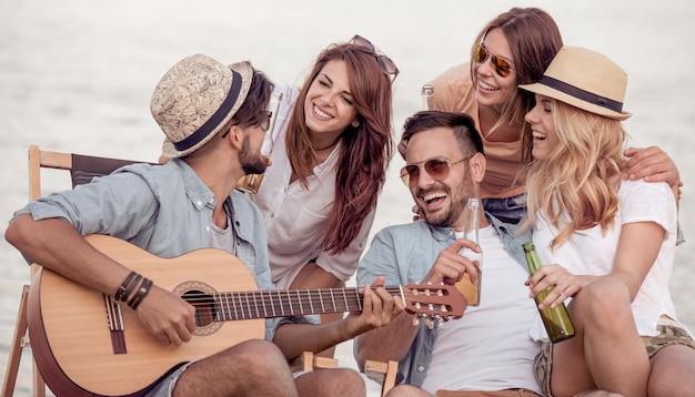 Photo groupe d'amis faisant la fête sur la plage