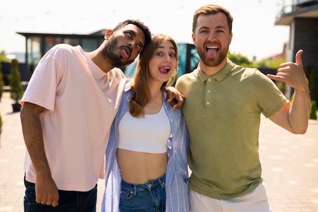 Photo groupe d'amis faisant des grimaces