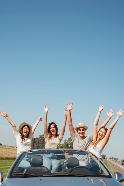 Photo groupe d'amis faisant un road trip