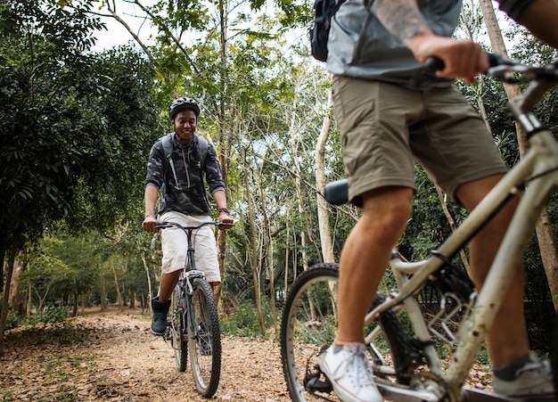 Un groupe d'amis fait du vélo de montagne dans la forêt.