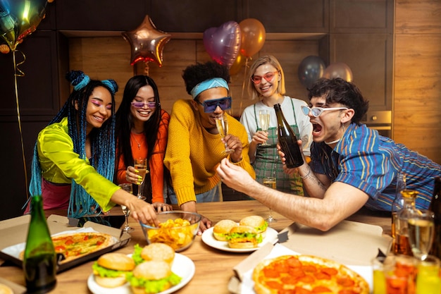 Photo un groupe d'amis fait une fête à la maison le soir du nouvel an.