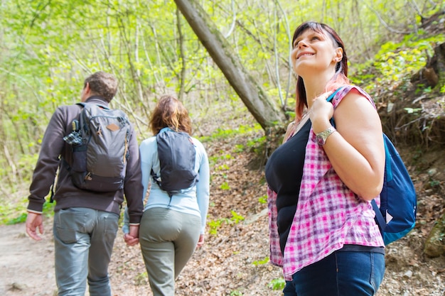 Un groupe d'amis fait de la randonnée dans la forêt