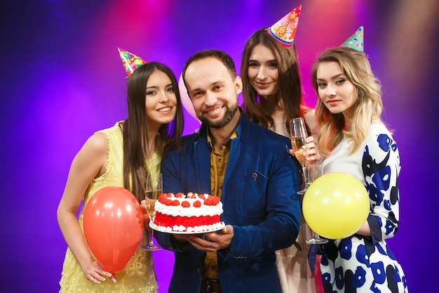 Photo groupe d'amis avec un gâteau