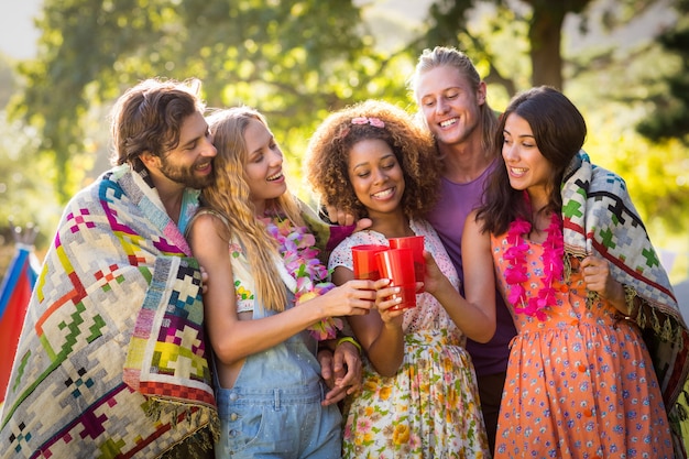 Groupe d'amis grillage des verres de boisson