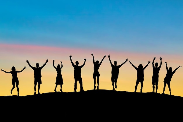 Photo groupe d'amis heureux au coucher du soleil, concept d'amitié et d'unité