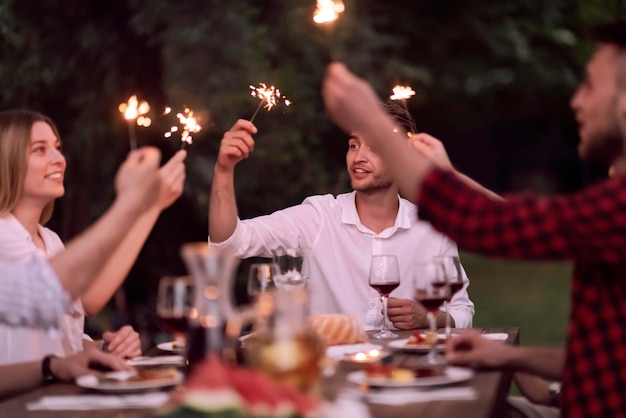 groupe d'amis heureux ayant pique-nique dîner français en plein air pendant les vacances d'été près de la rivière dans la belle nature