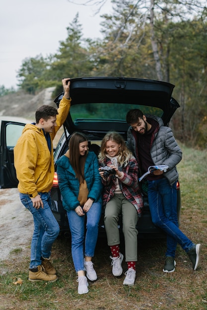 Photo groupe d'amis heureux dans le road trip