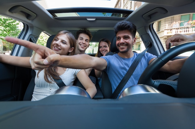 Groupe d&#39;amis heureux dans une voiture