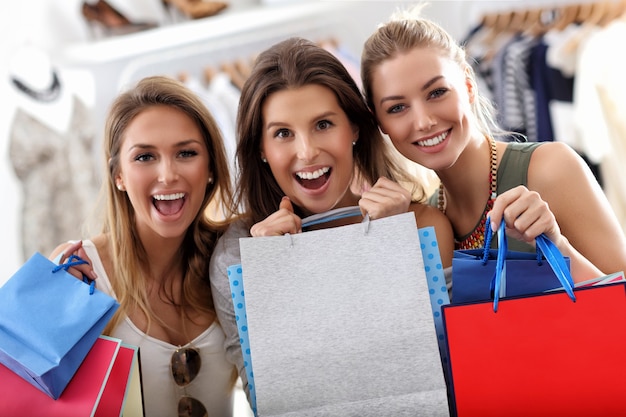 groupe d'amis heureux faisant du shopping en magasin