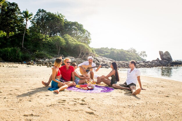 Groupe d'amis heureux sur une île tropicale