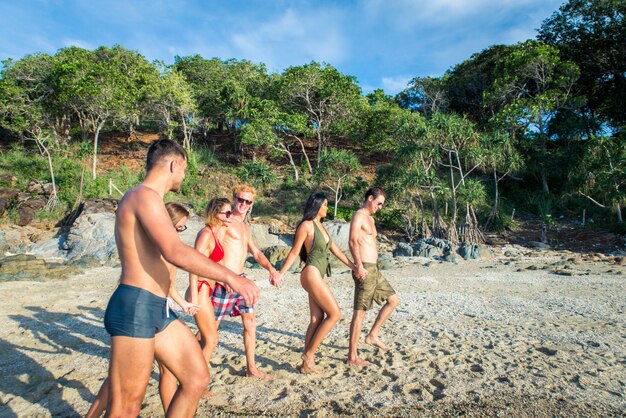 Groupe d'amis heureux sur une île tropicale