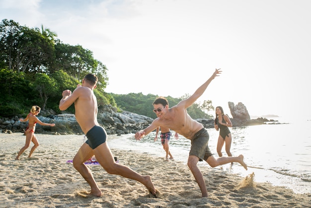 Groupe d'amis heureux sur une île tropicale