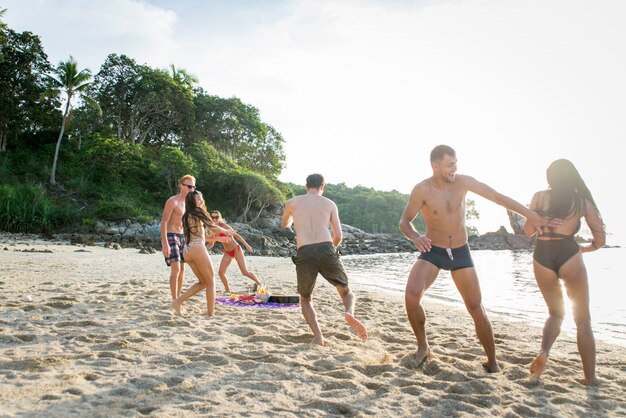 Groupe d'amis heureux sur une île tropicale