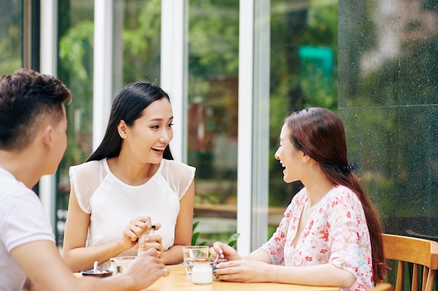 Groupe D'amis Heureux De Manger Le Petit Déjeuner Dans Un Café En Plein Air