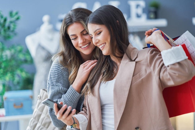 Groupe d'amis heureux pendant les achats. photo de haute qualité