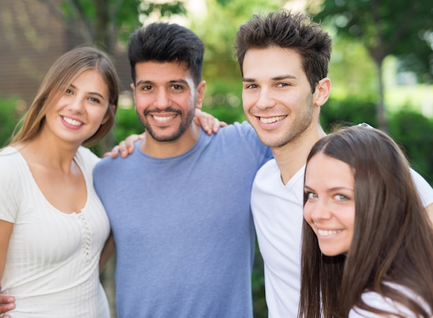 Groupe d&#39;amis heureux en plein air