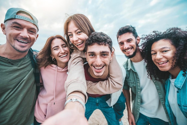 Groupe d'amis heureux prenant une photo de selfie à l'extérieur