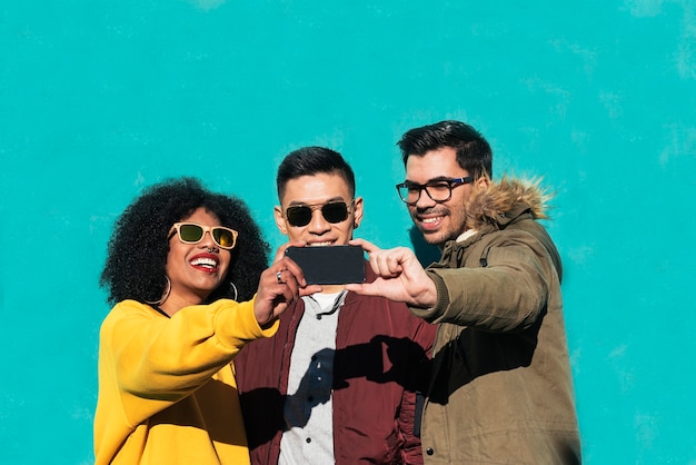 Groupe d'amis heureux prenant un selfie dans la rue. Notion d'amitié.