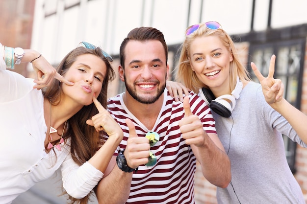 groupe d'amis heureux souriant à la caméra