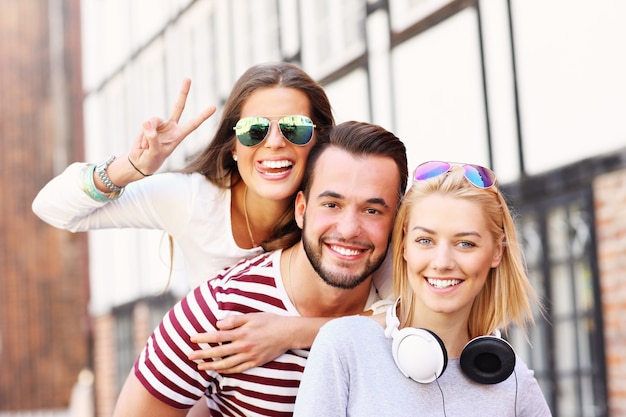 groupe d'amis heureux souriant à la caméra