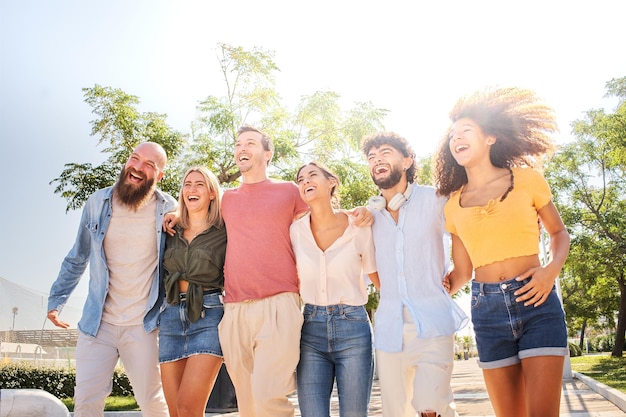 Photo un groupe d'amis heureux et souriants apprécient les vacances d'été ensemble et s'amusent ensemble.