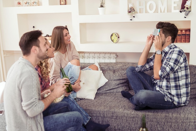 Groupe d'amis jouant à des jeux à la maison