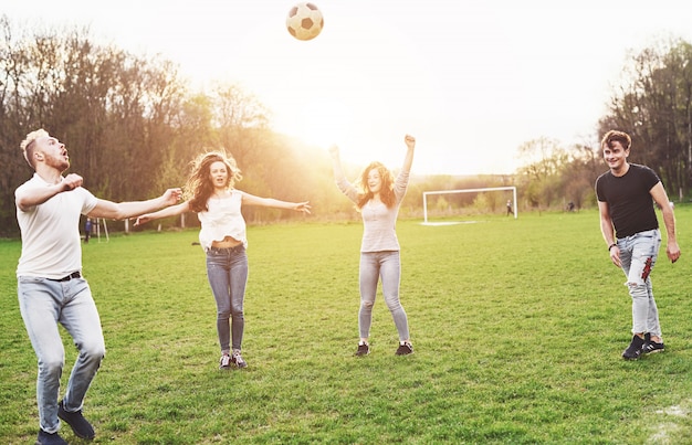 Un groupe d'amis joue au soccer en plein air