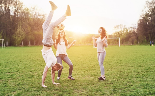 Un groupe d'amis joue au soccer en plein air