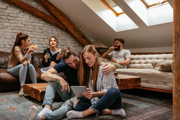 Groupe d'amis joyeux accroché à la maison