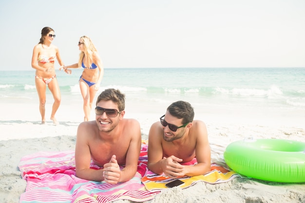 Groupe d&#39;amis en maillot de bain