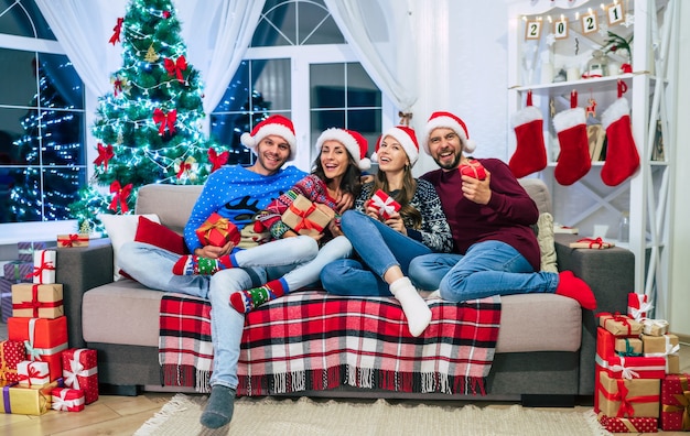 groupe d'amis à la maison à Noël