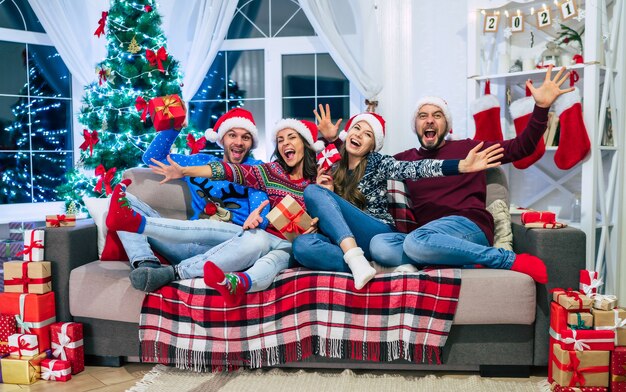 groupe d'amis à la maison à Noël