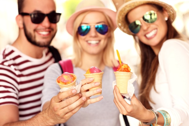 groupe d'amis mangeant des glaces dans la ville