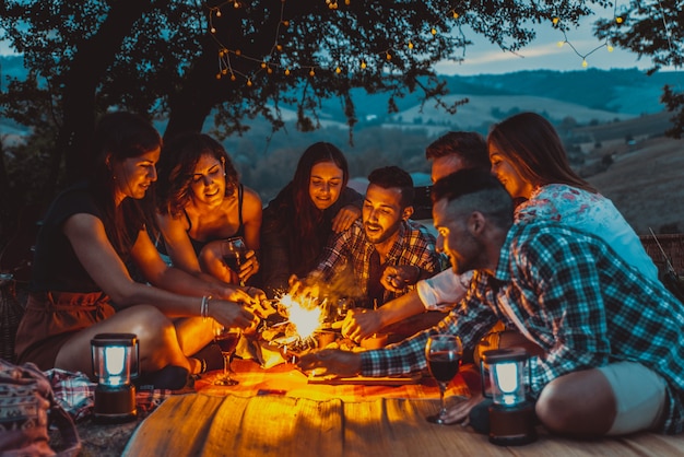 Groupe d'amis manger dans la nature